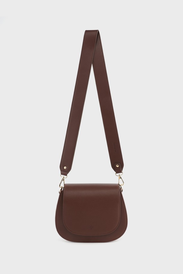 몽삭 레디 와이드스트랩 + 크로스백 다크브라운 JP14-5050-DB (기본 스트랩 + 와이드 스트랩 같이 배송상품)은 클래식, 미니멀, 시크 스타일을 추구하는 여성 고객을 위한 가죽 크로스백입니다. 다크브라운 컬러의 미디엄 사이즈 가방으로, 데이트룩, 쇼핑룩, 모임룩 등 다양한 TPO에 잘 어울립니다. 무지 패턴에 사각형 모양으로 디자인되었으며, 교체형 스트랩과 와이드 스트랩이 함께 제공되어 스타일 연출의 폭을 넓혔습니다. 숄더백으로도 활용 가능한 실용적인 제품입니다.
