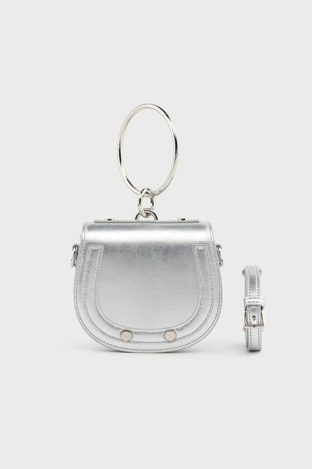 릴다 소가죽 미니 크로스백 실버 AL18-2810-SI는 엘레강스한 스타일을 추구하는 여성들을 위한 가방입니다. 부드러운 소가죽 소재와 원형 디자인, 실버 컬러가 세련된 분위기를 연출하며, 데이트룩, 모임룩, 파티룩 등 다양한 TPO에 활용하기 좋습니다. 내부에는 밴딩 처리되어 영수증과 카드 등을 깔끔하게 수납할 수 있으며, 크로스백과 토트백 두 가지 스타일로 연출 가능합니다. 미니멀하고 시크한 스타일을 선호하는 분들께 포인트 아이템으로 추천합니다.
