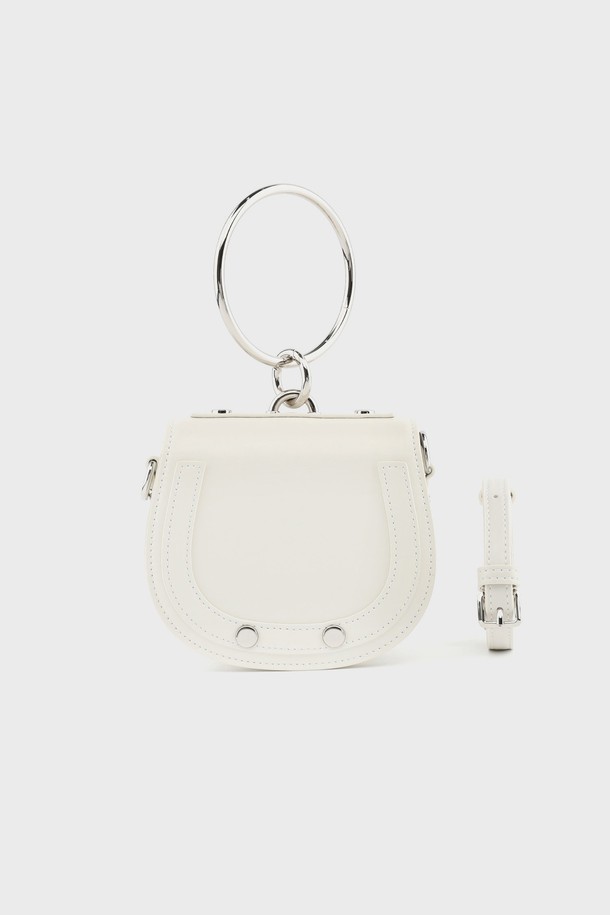 릴다 소가죽 미니 크로스백 아이보리 AL18-2810-IV는 부드러운 소가죽 소재로 제작되어 은은하고 고급스러운 분위기를 자아냅니다. 라운드 형태의 미니 크로스백으로, 원형 스틱 핸들이 디자인 포인트로 더해져 세련된 느낌을 줍니다. 내부 밴딩 처리와 지갑/카드 수납이 가능하여 실용성을 높였으며, 스트랩 탈부착이 가능하여 크로스백과 토트백 두 가지 스타일로 연출할 수 있습니다. 데이트룩, 모임룩에 잘 어울리며, 클래식, 미니멀, 시크 스타일을 즐겨 입는 여성에게 룩의 포인트 아이템으로 제격입니다. 아이보리, 블랙, 실버 세 가지 색상으로 만나보세요.
