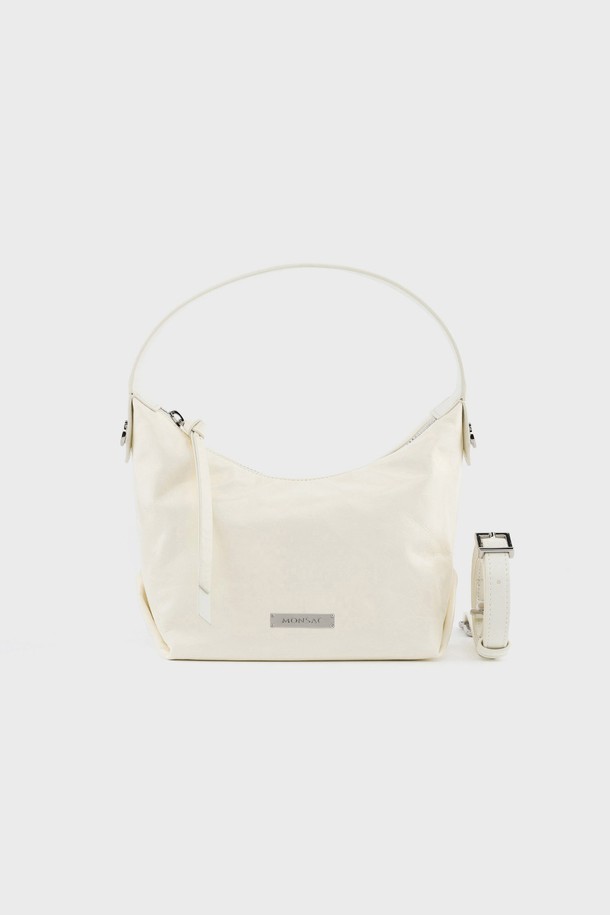 베일라 소가죽 호보백 아이보리 AL78-2814-IV는 부드러운 촉감과 은은한 광택이 돋보이는 자연스러운 크림색 소가죽 호보백입니다. 미니멀하고 클래식한 디자인으로 데이트룩, 모임룩 등 다양한 TPO에 활용하기 좋습니다. 넉넉한 수납공간과 내부 지퍼 포켓, 숨겨진 포켓으로 실용성을 높였으며, 탈부착 가능한 가죽 스트랩으로 토트백 또는 크로스백으로 연출할 수 있습니다. 실버 링 장식으로 포인트를 더했으며, 반원 형태의 디자인이 세련된 분위기를 연출합니다. 스타일은 클래식, 미니멀, 시크에 적합합니다.
