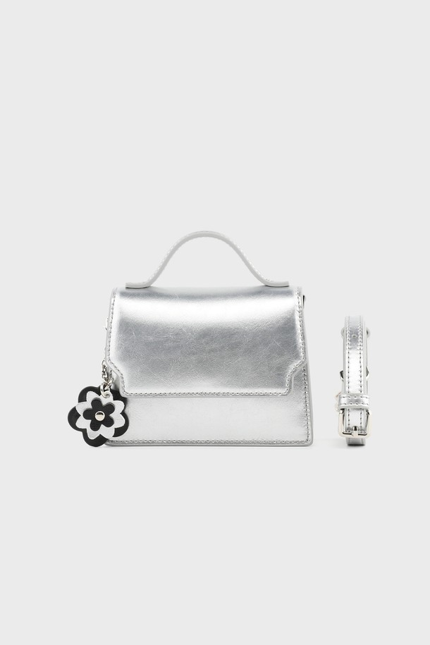 프린 소가죽 스퀘어 미니 크로스백 실버 AL18-2811-SI는 여성스러운 스타일을 완성하는 미니 크로스백입니다. 부드러운 소가죽 소재에 실버 컬러가 더해져 세련된 무드를 연출하며, 사각 디자인과 무지 패턴으로 심플함을 강조합니다. 체인 스트랩과 탈부착 가능한 스트랩으로 다양한 스타일링이 가능하며, 내부 카드 수납 공간으로 실용성을 더했습니다. 데이트룩, 모임룩, 파티룩 등 특별한 날, 클래식, 미니멀, 시크한 스타일에 매치하여 포인트를 줄 수 있습니다.
