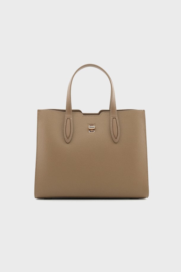 세련된 스타일을 완성해 줄 리쉘 소가죽 토트백 브라운 AL28-2812-BW입니다. 부드러운 소가죽 소재와 미디엄 사이즈로 제작되어 오피스룩, 모임룩, 소개팅룩 등 다양한 TPO에 잘 어울립니다. 클래식, 미니멀, 시크 스타일을 추구하는 여성분들을 위한 디자인으로, 무지 패턴에 자물쇠 장식으로 포인트를 더했습니다. 언발란스한 구조와 더블 잠금장치, 내부 지퍼 포켓과 히든 포켓으로 실용성을 높였으며, 토트백과 크로스백 두 가지 형태로 활용 가능합니다.
