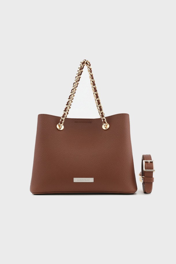 카멜리 소가죽 체인 숄더백 브라운 AL28-2813-BW는 부드러운 소가죽 소재의 미디엄 사이즈 숄더백입니다. 브라운 컬러에 무지 패턴으로, 클래식, 미니멀, 시크 스타일에 잘 어울립니다. 골드 체인 스트랩으로 포인트를 주어 데이트룩, 모임룩, 오피스룩 등 다양한 TPO에 활용 가능합니다. 사각 디자인에 마그네틱형 및 지퍼형 이중 잠금 방식으로 소지품을 안전하게 보관하며, 탈부착 스트랩으로 크로스백 또는 토트백 스타일로 변형하여 연출할 수 있습니다. 내부에는 지퍼 포켓, 히든 포켓이 있어 실용성을 더했습니다.
