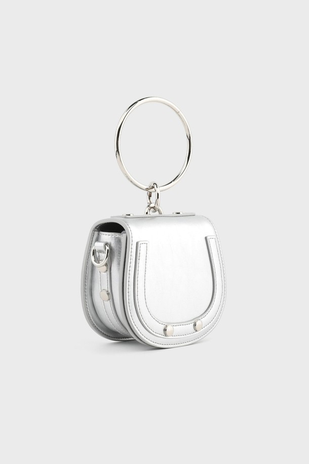 릴다 소가죽 미니 크로스백 실버 AL18-2810-SI는 엘레강스한 스타일을 추구하는 여성들을 위한 가방입니다. 부드러운 소가죽 소재와 원형 디자인, 실버 컬러가 세련된 분위기를 연출하며, 데이트룩, 모임룩, 파티룩 등 다양한 TPO에 활용하기 좋습니다. 내부에는 밴딩 처리되어 영수증과 카드 등을 깔끔하게 수납할 수 있으며, 크로스백과 토트백 두 가지 스타일로 연출 가능합니다. 미니멀하고 시크한 스타일을 선호하는 분들께 포인트 아이템으로 추천합니다.
