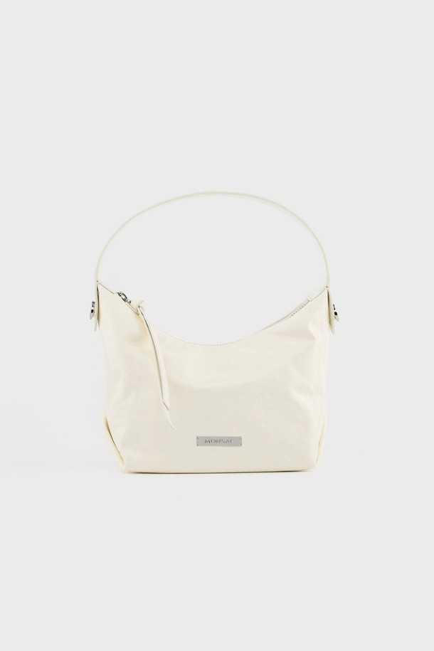 베일라 소가죽 호보백 아이보리 AL78-2814-IV는 부드러운 촉감과 은은한 광택이 돋보이는 자연스러운 크림색 소가죽 호보백입니다. 미니멀하고 클래식한 디자인으로 데이트룩, 모임룩 등 다양한 TPO에 활용하기 좋습니다. 넉넉한 수납공간과 내부 지퍼 포켓, 숨겨진 포켓으로 실용성을 높였으며, 탈부착 가능한 가죽 스트랩으로 토트백 또는 크로스백으로 연출할 수 있습니다. 실버 링 장식으로 포인트를 더했으며, 반원 형태의 디자인이 세련된 분위기를 연출합니다. 스타일은 클래식, 미니멀, 시크에 적합합니다.
