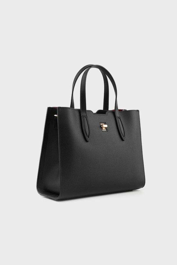 리쉘 소가죽 토트백 블랙 AL28-2812-BK는 여성스러운 디자인의 미디엄 사이즈 토트백입니다. 부드러운 소가죽 소재에 잔잔한 무늬가 돋보이며, 블랙, 브라운, 그린 세 가지 컬러로 출시되었습니다. 언발란스한 구조와 더블 잠금장치, 내부 지퍼 포켓과 히든 포켓으로 실용성을 더했습니다. 사각 쉐입에 자물쇠 디자인 장식이 포인트로, 토트백과 크로스백 두 가지 형태로 활용 가능합니다. 데이트룩, 오피스룩, 모임룩 등 다양한 TPO에 클래식, 미니멀, 시크한 스타일을 연출해보세요.
