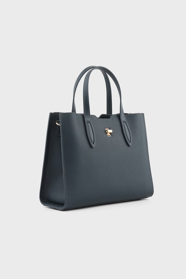 리쉘 소가죽 토트백 그린 AL28-2812-GR은 여성용 미디엄 사이즈 토트백입니다. 소가죽 소재에 무지 패턴과 사각 형태, 잠금장식으로 클래식한 무드를 더했습니다. 언밸런스 구조와 이중 잠금장치, 내부 지퍼 포켓과 숨겨진 포켓으로 실용성을 높였으며, 크로스백과 토트백으로 활용 가능합니다. 데이트룩, 오피스룩, 모임룩 등 다양한 TPO에 미니멀하고 시크한 스타일을 연출할 수 있습니다. 
