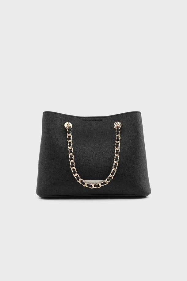 카멜리 소가죽 체인 숄더백 블랙 AL28-2813-BK는 부드러운 소가죽 소재의 미디엄 사이즈 숄더백입니다. 세련된 블랙 컬러에 체인 장식이 더해져 클래식, 미니멀, 시크한 스타일을 연출합니다. 탈부착 가능한 스트랩으로 토트백, 크로스백으로 다양하게 활용 가능하며, 이중 지퍼와 내부 지퍼 포켓, 히든 포켓으로 수납력을 높였습니다. 데이트룩, 오피스룩, 모임룩 등 다채로운 TPO에 매치하여 여성스러운 스타일을 완성해 보세요. 사각 쉐입의 깔끔한 디자인으로 어떤 룩에도 잘 어울립니다.
