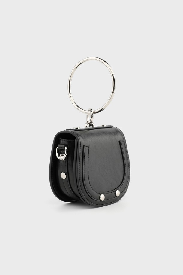 릴다 소가죽 미니 크로스백 블랙 AL18-2810-BK는 여성스러운 데이트룩, 쇼핑룩, 카페룩에 잘 어울리는 미니 크로스백입니다. 부드러운 프리미엄 소가죽 소재로 제작되어 고급스러운 느낌을 주며, 깔끔한 라운드 쉐입과 원형 스틱 핸들, 탈부착 가능한 림 디자인이 돋보입니다. 내부 밴딩 처리로 소지품을 안전하게 보관할 수 있으며, 영수증과 카드 수납이 가능하여 실용적입니다. 클래식, 미니멀, 시크 스타일을 즐기는 분들께 포인트 패션 아이템으로 제격이며, 다양한 스타일링을 연출할 수 있습니다.
