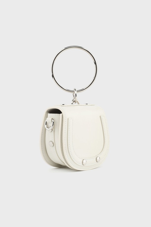 릴다 소가죽 미니 크로스백 아이보리 AL18-2810-IV는 부드러운 소가죽 소재로 제작되어 은은하고 고급스러운 분위기를 자아냅니다. 라운드 형태의 미니 크로스백으로, 원형 스틱 핸들이 디자인 포인트로 더해져 세련된 느낌을 줍니다. 내부 밴딩 처리와 지갑/카드 수납이 가능하여 실용성을 높였으며, 스트랩 탈부착이 가능하여 크로스백과 토트백 두 가지 스타일로 연출할 수 있습니다. 데이트룩, 모임룩에 잘 어울리며, 클래식, 미니멀, 시크 스타일을 즐겨 입는 여성에게 룩의 포인트 아이템으로 제격입니다. 아이보리, 블랙, 실버 세 가지 색상으로 만나보세요.
