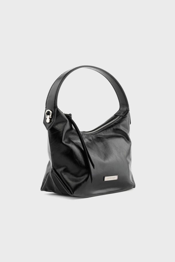 베일라 소가죽 호보백 블랙 AL78-2814-BK는 부드러운 소가죽 소재에 자연스러운 주름 텍스처가 돋보이는 미디엄 사이즈 호보백입니다. 블랙 컬러의 무지 디자인으로, 실버 링 장식이 은은한 포인트를 더합니다. 숄더 및 크로스 스타일 연출이 가능하며, 내부 지퍼 포켓과 숨겨진 포켓으로 수납력을 높였습니다. 탈부착 가능한 가죽 스트랩은 55~64cm 길이 조절이 가능하며, 무게는 331g입니다. 데이트룩, 쇼핑룩, 모임룩 등 다양한 TPO에 클래식, 미니멀, 시크 스타일로 활용하기 좋습니다.
