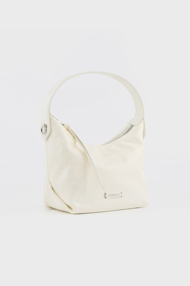 베일라 소가죽 호보백 아이보리 AL78-2814-IV는 부드러운 촉감과 은은한 광택이 돋보이는 자연스러운 크림색 소가죽 호보백입니다. 미니멀하고 클래식한 디자인으로 데이트룩, 모임룩 등 다양한 TPO에 활용하기 좋습니다. 넉넉한 수납공간과 내부 지퍼 포켓, 숨겨진 포켓으로 실용성을 높였으며, 탈부착 가능한 가죽 스트랩으로 토트백 또는 크로스백으로 연출할 수 있습니다. 실버 링 장식으로 포인트를 더했으며, 반원 형태의 디자인이 세련된 분위기를 연출합니다. 스타일은 클래식, 미니멀, 시크에 적합합니다.
