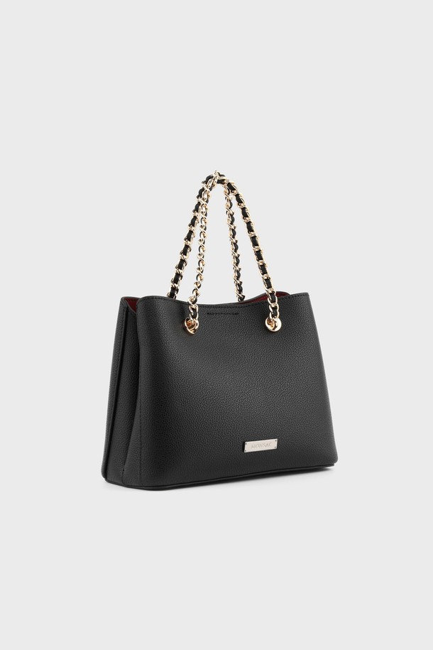 카멜리 소가죽 체인 숄더백 블랙 AL28-2813-BK는 부드러운 소가죽 소재의 미디엄 사이즈 숄더백입니다. 세련된 블랙 컬러에 체인 장식이 더해져 클래식, 미니멀, 시크한 스타일을 연출합니다. 탈부착 가능한 스트랩으로 토트백, 크로스백으로 다양하게 활용 가능하며, 이중 지퍼와 내부 지퍼 포켓, 히든 포켓으로 수납력을 높였습니다. 데이트룩, 오피스룩, 모임룩 등 다채로운 TPO에 매치하여 여성스러운 스타일을 완성해 보세요. 사각 쉐입의 깔끔한 디자인으로 어떤 룩에도 잘 어울립니다.
