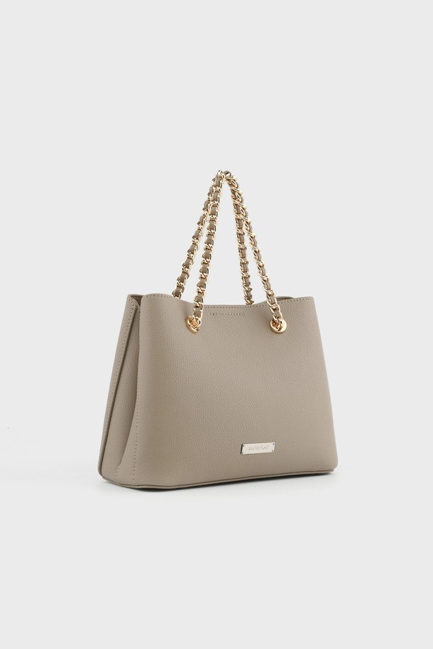 카멜리 소가죽 체인 숄더백 그레이 AL28-2813-GA는 여성용 숄더백입니다. 부드러운 소가죽 소재에 그레이, 블랙, 브라운 세 가지 색상으로 출시되었습니다. 미디엄 사이즈의 사각 쉐입으로, 체인 디자인 장식이 돋보입니다. 탈부착 가능한 스트랩과 이중 지퍼 마감, 내부 지퍼 포켓, 히든 포켓을 갖춰 실용성을 더했습니다. 오피스룩, 모임룩, 데이트룩 등 다양한 TPO에 클래식, 미니멀, 시크한 스타일을 연출할 수 있습니다.
