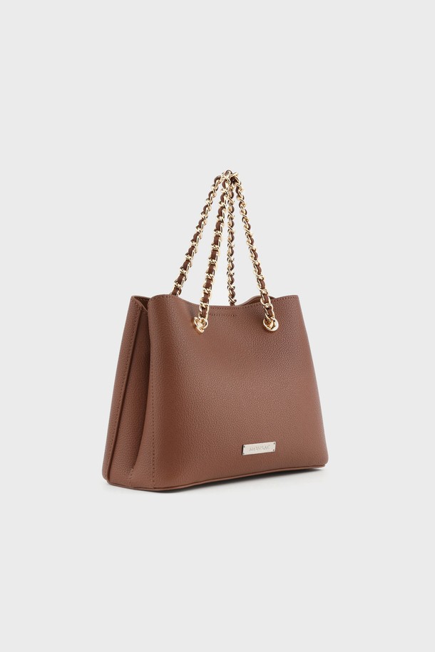 카멜리 소가죽 체인 숄더백 브라운 AL28-2813-BW는 부드러운 소가죽 소재의 미디엄 사이즈 숄더백입니다. 브라운 컬러에 무지 패턴으로, 클래식, 미니멀, 시크 스타일에 잘 어울립니다. 골드 체인 스트랩으로 포인트를 주어 데이트룩, 모임룩, 오피스룩 등 다양한 TPO에 활용 가능합니다. 사각 디자인에 마그네틱형 및 지퍼형 이중 잠금 방식으로 소지품을 안전하게 보관하며, 탈부착 스트랩으로 크로스백 또는 토트백 스타일로 변형하여 연출할 수 있습니다. 내부에는 지퍼 포켓, 히든 포켓이 있어 실용성을 더했습니다.
