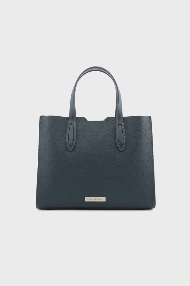 리쉘 소가죽 토트백 그린 AL28-2812-GR은 여성용 미디엄 사이즈 토트백입니다. 소가죽 소재에 무지 패턴과 사각 형태, 잠금장식으로 클래식한 무드를 더했습니다. 언밸런스 구조와 이중 잠금장치, 내부 지퍼 포켓과 숨겨진 포켓으로 실용성을 높였으며, 크로스백과 토트백으로 활용 가능합니다. 데이트룩, 오피스룩, 모임룩 등 다양한 TPO에 미니멀하고 시크한 스타일을 연출할 수 있습니다. 
