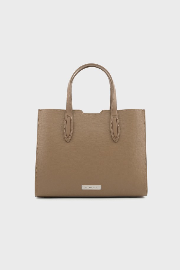 세련된 스타일을 완성해 줄 리쉘 소가죽 토트백 브라운 AL28-2812-BW입니다. 부드러운 소가죽 소재와 미디엄 사이즈로 제작되어 오피스룩, 모임룩, 소개팅룩 등 다양한 TPO에 잘 어울립니다. 클래식, 미니멀, 시크 스타일을 추구하는 여성분들을 위한 디자인으로, 무지 패턴에 자물쇠 장식으로 포인트를 더했습니다. 언발란스한 구조와 더블 잠금장치, 내부 지퍼 포켓과 히든 포켓으로 실용성을 높였으며, 토트백과 크로스백 두 가지 형태로 활용 가능합니다.
