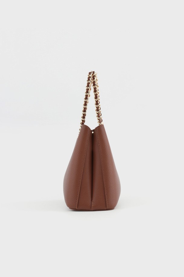 카멜리 소가죽 체인 숄더백 브라운 AL28-2813-BW는 부드러운 소가죽 소재의 미디엄 사이즈 숄더백입니다. 브라운 컬러에 무지 패턴으로, 클래식, 미니멀, 시크 스타일에 잘 어울립니다. 골드 체인 스트랩으로 포인트를 주어 데이트룩, 모임룩, 오피스룩 등 다양한 TPO에 활용 가능합니다. 사각 디자인에 마그네틱형 및 지퍼형 이중 잠금 방식으로 소지품을 안전하게 보관하며, 탈부착 스트랩으로 크로스백 또는 토트백 스타일로 변형하여 연출할 수 있습니다. 내부에는 지퍼 포켓, 히든 포켓이 있어 실용성을 더했습니다.
