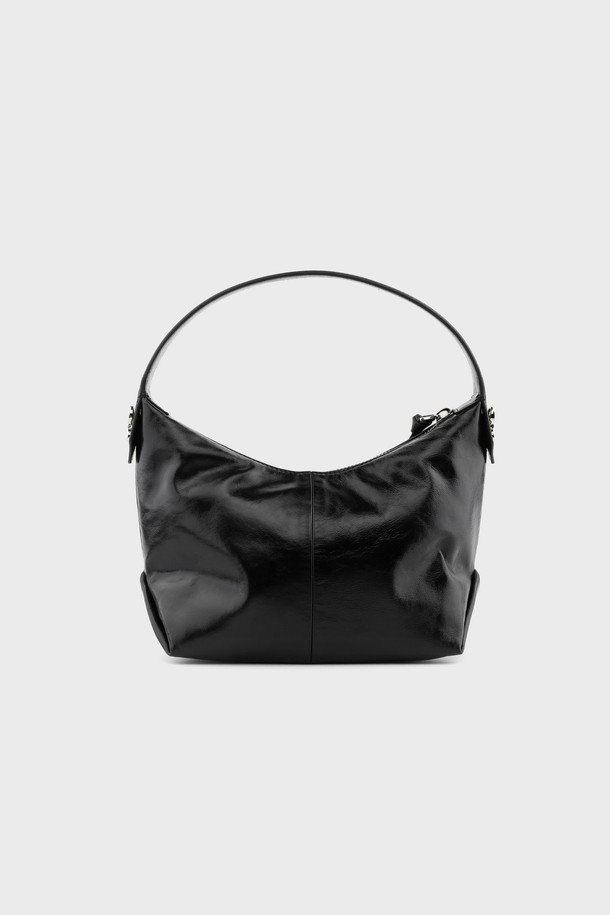 베일라 소가죽 호보백 블랙 AL78-2814-BK는 부드러운 소가죽 소재에 자연스러운 주름 텍스처가 돋보이는 미디엄 사이즈 호보백입니다. 블랙 컬러의 무지 디자인으로, 실버 링 장식이 은은한 포인트를 더합니다. 숄더 및 크로스 스타일 연출이 가능하며, 내부 지퍼 포켓과 숨겨진 포켓으로 수납력을 높였습니다. 탈부착 가능한 가죽 스트랩은 55~64cm 길이 조절이 가능하며, 무게는 331g입니다. 데이트룩, 쇼핑룩, 모임룩 등 다양한 TPO에 클래식, 미니멀, 시크 스타일로 활용하기 좋습니다.
