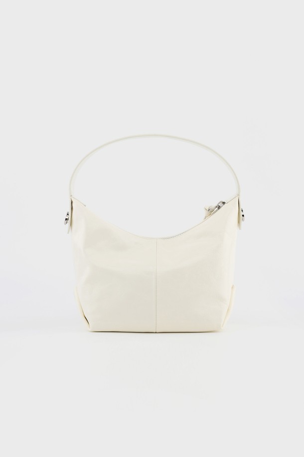 베일라 소가죽 호보백 아이보리 AL78-2814-IV는 부드러운 촉감과 은은한 광택이 돋보이는 자연스러운 크림색 소가죽 호보백입니다. 미니멀하고 클래식한 디자인으로 데이트룩, 모임룩 등 다양한 TPO에 활용하기 좋습니다. 넉넉한 수납공간과 내부 지퍼 포켓, 숨겨진 포켓으로 실용성을 높였으며, 탈부착 가능한 가죽 스트랩으로 토트백 또는 크로스백으로 연출할 수 있습니다. 실버 링 장식으로 포인트를 더했으며, 반원 형태의 디자인이 세련된 분위기를 연출합니다. 스타일은 클래식, 미니멀, 시크에 적합합니다.
