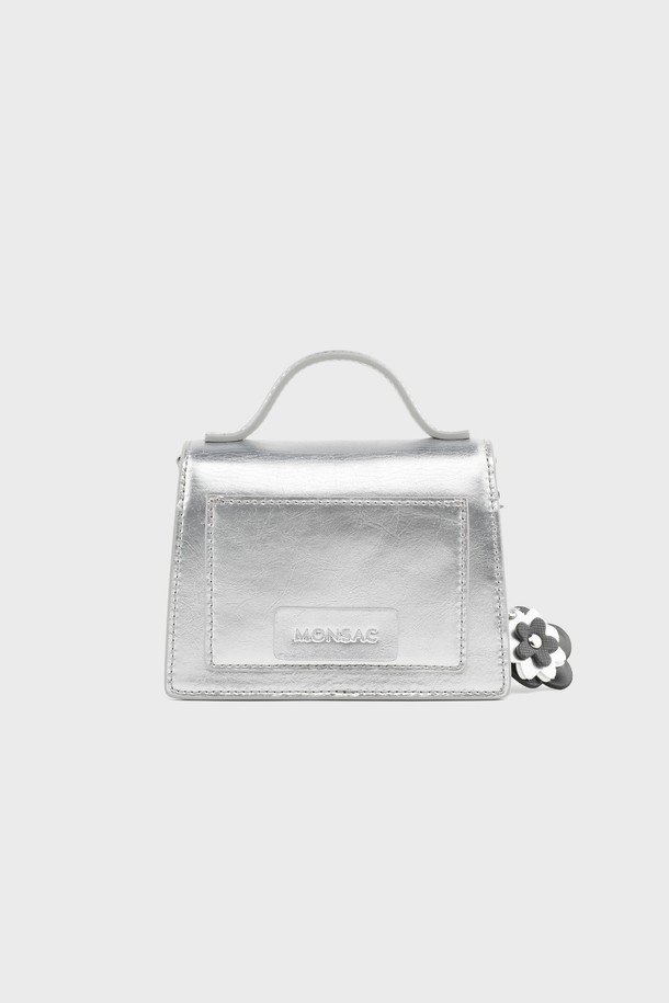 프린 소가죽 스퀘어 미니 크로스백 실버 AL18-2811-SI는 여성스러운 스타일을 완성하는 미니 크로스백입니다. 부드러운 소가죽 소재에 실버 컬러가 더해져 세련된 무드를 연출하며, 사각 디자인과 무지 패턴으로 심플함을 강조합니다. 체인 스트랩과 탈부착 가능한 스트랩으로 다양한 스타일링이 가능하며, 내부 카드 수납 공간으로 실용성을 더했습니다. 데이트룩, 모임룩, 파티룩 등 특별한 날, 클래식, 미니멀, 시크한 스타일에 매치하여 포인트를 줄 수 있습니다.
