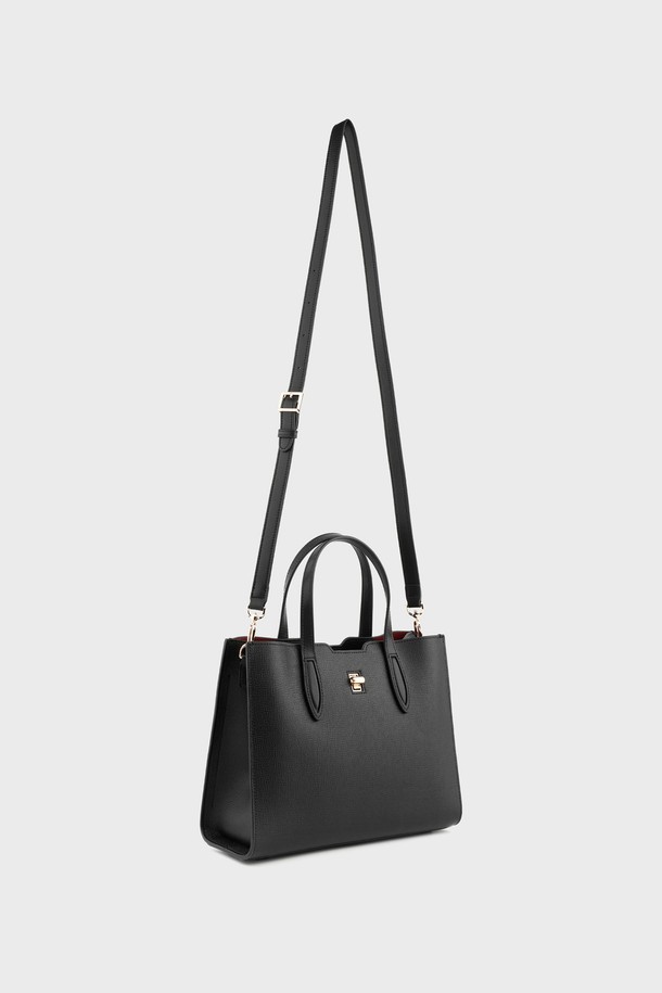 리쉘 소가죽 토트백 블랙 AL28-2812-BK는 여성스러운 디자인의 미디엄 사이즈 토트백입니다. 부드러운 소가죽 소재에 잔잔한 무늬가 돋보이며, 블랙, 브라운, 그린 세 가지 컬러로 출시되었습니다. 언발란스한 구조와 더블 잠금장치, 내부 지퍼 포켓과 히든 포켓으로 실용성을 더했습니다. 사각 쉐입에 자물쇠 디자인 장식이 포인트로, 토트백과 크로스백 두 가지 형태로 활용 가능합니다. 데이트룩, 오피스룩, 모임룩 등 다양한 TPO에 클래식, 미니멀, 시크한 스타일을 연출해보세요.
