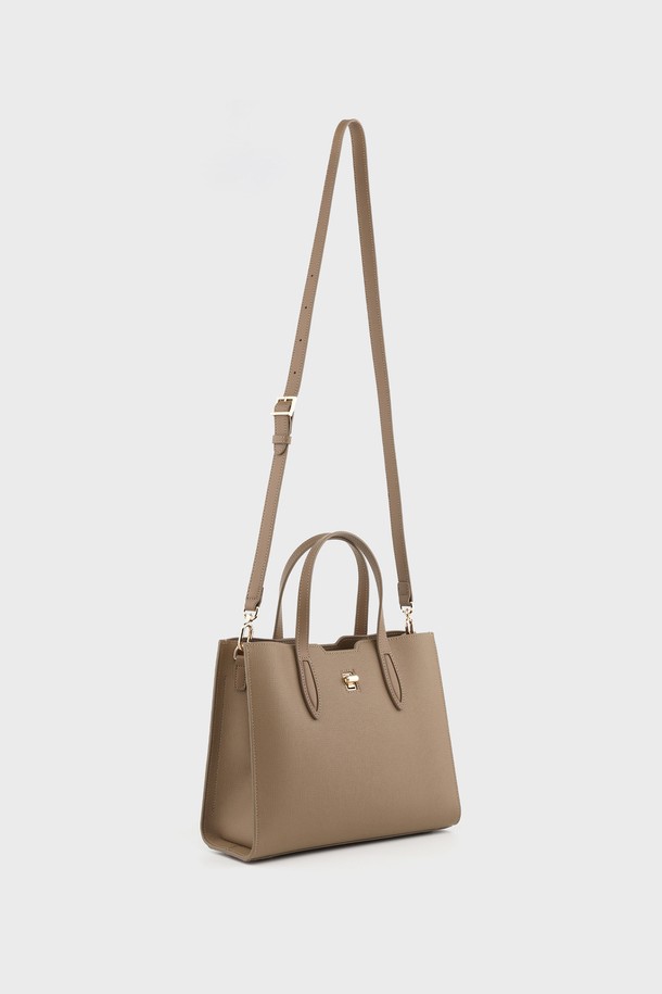 세련된 스타일을 완성해 줄 리쉘 소가죽 토트백 브라운 AL28-2812-BW입니다. 부드러운 소가죽 소재와 미디엄 사이즈로 제작되어 오피스룩, 모임룩, 소개팅룩 등 다양한 TPO에 잘 어울립니다. 클래식, 미니멀, 시크 스타일을 추구하는 여성분들을 위한 디자인으로, 무지 패턴에 자물쇠 장식으로 포인트를 더했습니다. 언발란스한 구조와 더블 잠금장치, 내부 지퍼 포켓과 히든 포켓으로 실용성을 높였으며, 토트백과 크로스백 두 가지 형태로 활용 가능합니다.
