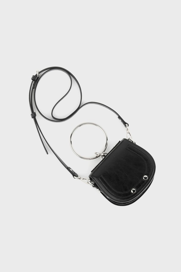 릴다 소가죽 미니 크로스백 블랙 AL18-2810-BK는 여성스러운 데이트룩, 쇼핑룩, 카페룩에 잘 어울리는 미니 크로스백입니다. 부드러운 프리미엄 소가죽 소재로 제작되어 고급스러운 느낌을 주며, 깔끔한 라운드 쉐입과 원형 스틱 핸들, 탈부착 가능한 림 디자인이 돋보입니다. 내부 밴딩 처리로 소지품을 안전하게 보관할 수 있으며, 영수증과 카드 수납이 가능하여 실용적입니다. 클래식, 미니멀, 시크 스타일을 즐기는 분들께 포인트 패션 아이템으로 제격이며, 다양한 스타일링을 연출할 수 있습니다.
