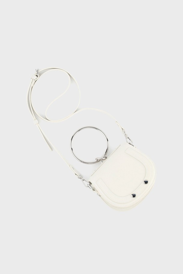 릴다 소가죽 미니 크로스백 아이보리 AL18-2810-IV는 부드러운 소가죽 소재로 제작되어 은은하고 고급스러운 분위기를 자아냅니다. 라운드 형태의 미니 크로스백으로, 원형 스틱 핸들이 디자인 포인트로 더해져 세련된 느낌을 줍니다. 내부 밴딩 처리와 지갑/카드 수납이 가능하여 실용성을 높였으며, 스트랩 탈부착이 가능하여 크로스백과 토트백 두 가지 스타일로 연출할 수 있습니다. 데이트룩, 모임룩에 잘 어울리며, 클래식, 미니멀, 시크 스타일을 즐겨 입는 여성에게 룩의 포인트 아이템으로 제격입니다. 아이보리, 블랙, 실버 세 가지 색상으로 만나보세요.
