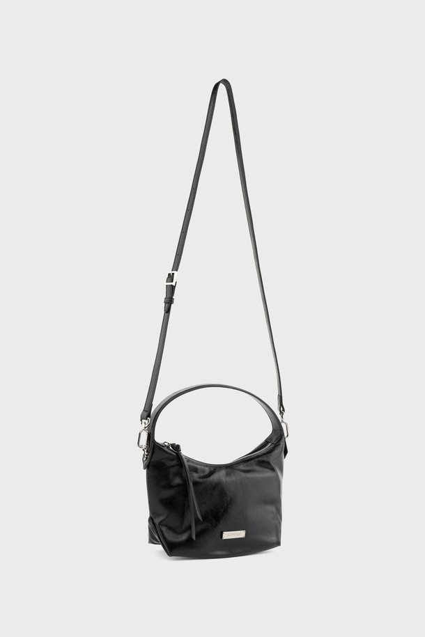 베일라 소가죽 호보백 블랙 AL78-2814-BK는 부드러운 소가죽 소재에 자연스러운 주름 텍스처가 돋보이는 미디엄 사이즈 호보백입니다. 블랙 컬러의 무지 디자인으로, 실버 링 장식이 은은한 포인트를 더합니다. 숄더 및 크로스 스타일 연출이 가능하며, 내부 지퍼 포켓과 숨겨진 포켓으로 수납력을 높였습니다. 탈부착 가능한 가죽 스트랩은 55~64cm 길이 조절이 가능하며, 무게는 331g입니다. 데이트룩, 쇼핑룩, 모임룩 등 다양한 TPO에 클래식, 미니멀, 시크 스타일로 활용하기 좋습니다.
