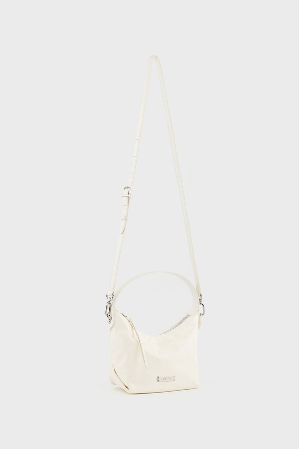 베일라 소가죽 호보백 아이보리 AL78-2814-IV는 부드러운 촉감과 은은한 광택이 돋보이는 자연스러운 크림색 소가죽 호보백입니다. 미니멀하고 클래식한 디자인으로 데이트룩, 모임룩 등 다양한 TPO에 활용하기 좋습니다. 넉넉한 수납공간과 내부 지퍼 포켓, 숨겨진 포켓으로 실용성을 높였으며, 탈부착 가능한 가죽 스트랩으로 토트백 또는 크로스백으로 연출할 수 있습니다. 실버 링 장식으로 포인트를 더했으며, 반원 형태의 디자인이 세련된 분위기를 연출합니다. 스타일은 클래식, 미니멀, 시크에 적합합니다.
