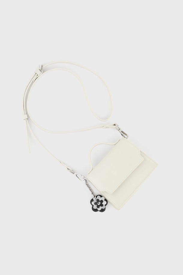 세련된 디자인의 프린 소가죽 스퀘어 미니 크로스백 아이보리 AL18-2811-IV입니다. 부드러운 소가죽 소재로 제작되어 고급스러운 분위기를 연출하며, 아이보리, 블랙, 실버 3가지 색상으로 만나볼 수 있습니다. 미니멀한 사각형 디자인에 체인 장식이 더해져 클래식하면서도 시크한 스타일을 완성합니다. 기본 스트랩과 체인 스트랩 2종을 제공하여 토트백으로도 활용 가능하며, 내부 및 외부 카드 수납 공간으로 실용성을 더했습니다. 데이트룩, 모임룩, 소개팅룩 등 다양한 TPO에 매치하여 세련된 스타일을 연출해보세요.
