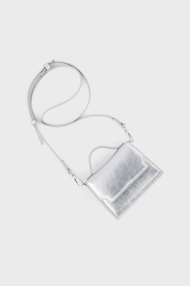 프린 소가죽 스퀘어 미니 크로스백 실버 AL18-2811-SI는 여성스러운 스타일을 완성하는 미니 크로스백입니다. 부드러운 소가죽 소재에 실버 컬러가 더해져 세련된 무드를 연출하며, 사각 디자인과 무지 패턴으로 심플함을 강조합니다. 체인 스트랩과 탈부착 가능한 스트랩으로 다양한 스타일링이 가능하며, 내부 카드 수납 공간으로 실용성을 더했습니다. 데이트룩, 모임룩, 파티룩 등 특별한 날, 클래식, 미니멀, 시크한 스타일에 매치하여 포인트를 줄 수 있습니다.
