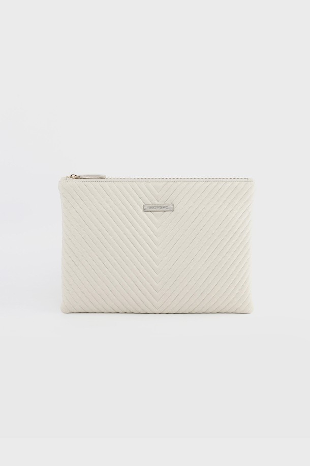 세이나 소가죽 V퀼팅 체인 클러치백 아이보리 AL68-2804-IV는 여성스러운 스타일을 완성하는 클러치백입니다. 부드러운 소가죽 소재에 V자 퀄팅 패턴으로 세련된 디자인을 더했으며, 체인 디테일이 포인트로 시크한 매력을 선사합니다. 미디엄 사이즈로 데이트룩, 모임룩, 파티룩 등 다양한 TPO에 활용하기 좋고, 클래식, 시크, 미니멀 스타일을 즐겨 입는 분들께 추천합니다. 안감은 폴리에스터이며, 스트랩 길이는 58cm, 무게는 405g입니다.
