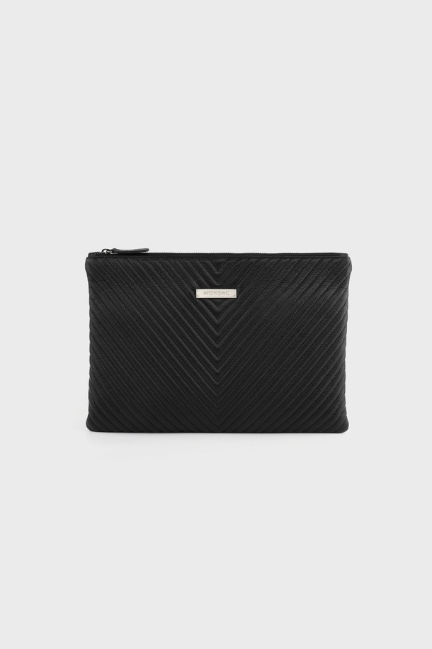 세련된 스타일을 완성하는 세이나 소가죽 V퀼팅 체인 클러치백 블랙 AL68-2804-BK입니다. 부드러운 소가죽 소재에 V자 퀼팅 패턴이 돋보이며, 미디엄 사이즈로 수납력을 높였습니다. 시크하고 클래식한 무드를 자아내 데이트룩, 모임룩, 파티룩 등 다양한 TPO에 활용 가능합니다. 탈부착 가능한 체인 스트랩으로 클러치와 숄더백 스타일 연출이 가능하며, 지퍼형 잠금 방식으로 소지품을 안전하게 보관할 수 있습니다. 관리 시에는 코팅가죽용 부드러운 천과 무색 왁스를 사용하십시오.
