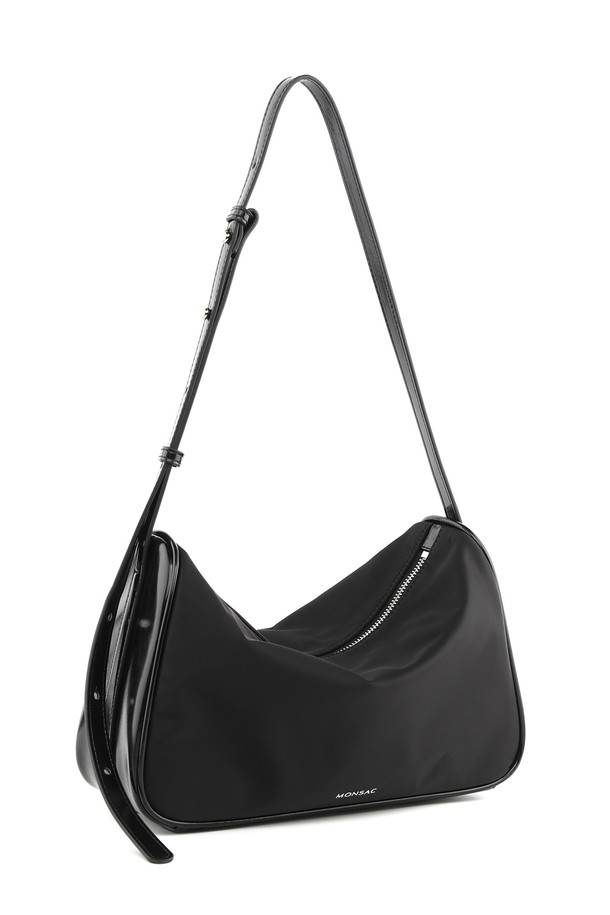 몽삭 클로이 나일론 숄더백 라지 블랙 AP15-2505-BN은 여성용 숄더백입니다. 미니멀, 클래식, 시크한 스타일에 어울리며, 출근룩, 오피스룩, 모임룩 등 다양한 TPO에 활용할 수 있습니다. 라지 사이즈로, 아이폰13과 아이패드 수납이 가능합니다. 나일론과 인조가죽 소재의 조화로 제작되었으며, 숄더 스트랩 조절이 가능한 실용적인 디자인입니다. 반원 모양의 무지 블랙 컬러로 어떤 의상에도 쉽게 매치할 수 있습니다.
