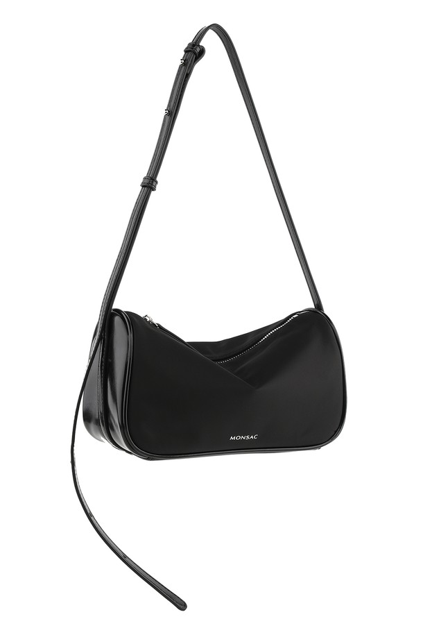 몽삭 클로이 나일론 숄더백 미디엄 블랙 AP15-2515-BN은 여성용 숄더백입니다. 가볍고 생활 방수가 가능한 나일론 소재에 인조가죽 트리밍으로 마감하여 실용성과 세련됨을 동시에 갖췄습니다. 내부 수납공간과 숄더 스트랩 조절 기능으로 편의성을 높였으며, 아이폰13 및 아이패드 수납이 가능합니다. 무지 디자인과 사각 쉐입으로 미니멀, 클래식, 시크한 스타일을 연출하며, 출근룩, 오피스룩, 모임룩 등 다양한 TPO에 활용 가능합니다.
