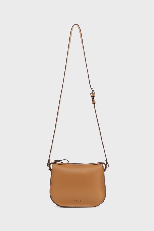 몽삭 로린 크로스바디백 탄 AP12-2502-TN은 여성용 미디엄 사이즈 크로스바디백입니다. 탄 색상의 무지 인조가죽 소재로 제작되었으며, 반원 형태의 디자인에 지퍼형 잠금 방식을 갖추고 있습니다. 숄더 스트랩과 외부/내부 포켓이 있어 실용성을 높였으며, 넉넉한 수납공간을 제공합니다. 사이즈 조절이 가능하며, 캐주얼 및 베이직 스타일에 적합하여 일상용으로 활용하기 좋습니다. 특히, 맥북 프로 16인치 수납이 가능합니다.
