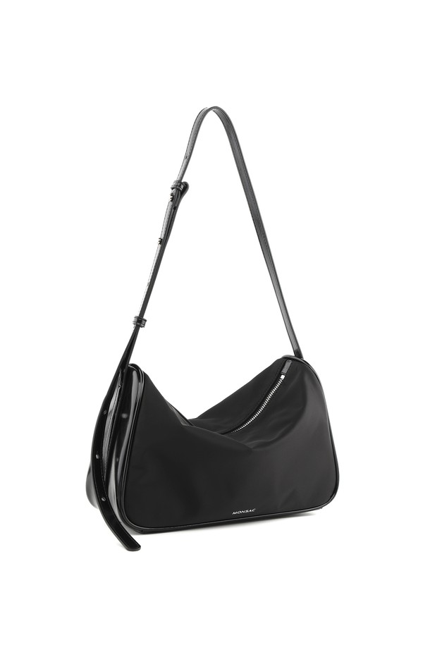몽삭 클로이 나일론 숄더백 라지 블랙 AP15-2505-BN은 여성용 숄더백입니다. 미니멀, 클래식, 시크한 스타일에 어울리며, 출근룩, 오피스룩, 모임룩 등 다양한 TPO에 활용할 수 있습니다. 라지 사이즈로, 아이폰13과 아이패드 수납이 가능합니다. 나일론과 인조가죽 소재의 조화로 제작되었으며, 숄더 스트랩 조절이 가능한 실용적인 디자인입니다. 반원 모양의 무지 블랙 컬러로 어떤 의상에도 쉽게 매치할 수 있습니다.
