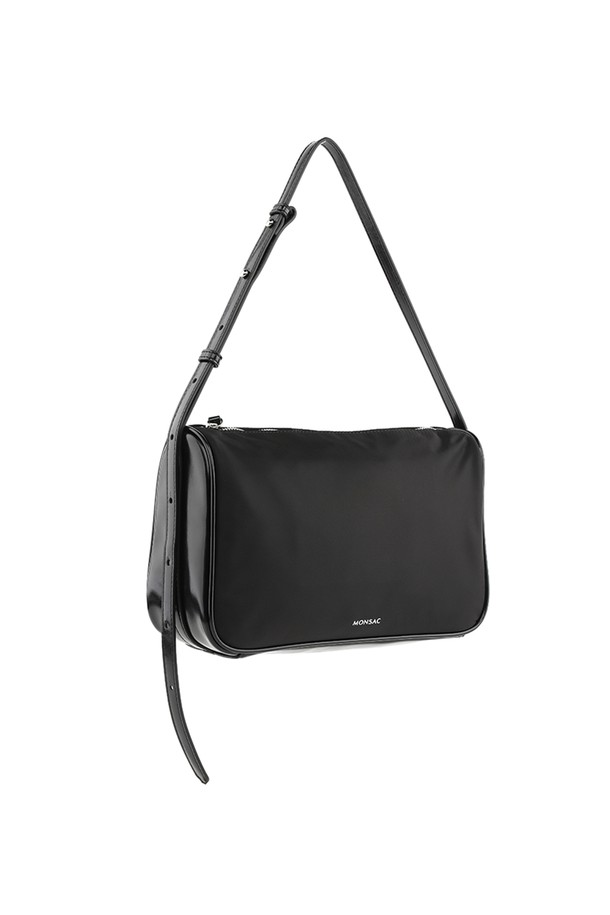 몽삭 클로이 나일론 숄더백 라지 블랙 AP15-2505-BN은 여성용 숄더백입니다. 미니멀, 클래식, 시크한 스타일에 어울리며, 출근룩, 오피스룩, 모임룩 등 다양한 TPO에 활용할 수 있습니다. 라지 사이즈로, 아이폰13과 아이패드 수납이 가능합니다. 나일론과 인조가죽 소재의 조화로 제작되었으며, 숄더 스트랩 조절이 가능한 실용적인 디자인입니다. 반원 모양의 무지 블랙 컬러로 어떤 의상에도 쉽게 매치할 수 있습니다.
