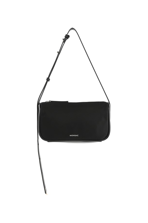 몽삭 클로이 나일론 숄더백 미디엄 블랙 AP15-2515-BN은 여성용 숄더백입니다. 가볍고 생활 방수가 가능한 나일론 소재에 인조가죽 트리밍으로 마감하여 실용성과 세련됨을 동시에 갖췄습니다. 내부 수납공간과 숄더 스트랩 조절 기능으로 편의성을 높였으며, 아이폰13 및 아이패드 수납이 가능합니다. 무지 디자인과 사각 쉐입으로 미니멀, 클래식, 시크한 스타일을 연출하며, 출근룩, 오피스룩, 모임룩 등 다양한 TPO에 활용 가능합니다.
