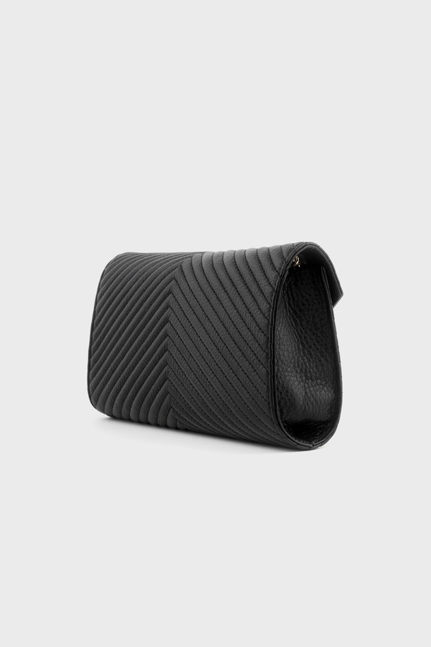 몽삭 클로에 소가죽 V퀼팅 체인 크로스백 블랙 AL18-2802-BK는 여성스러운 스타일을 완성하는 미디엄 사이즈의 블랙 크로스백입니다. 부드러운 소가죽 소재에 V 패턴 퀼팅 디테일이 돋보이며, 체인 스트랩으로 세련된 포인트를 더했습니다. 사각 쉐입으로 클래식하고 미니멀한 무드를 연출하며, 데이트룩, 모임룩, 오피스룩 등 다양한 TPO에 활용 가능합니다. 가방은 자석형 잠금 방식으로 편리하며, 시크한 스타일을 선호하는 여성에게 추천합니다. 내부 수납 공간은 소지품을 넉넉하게 보관할 수 있도록 디자인되었습니다.
