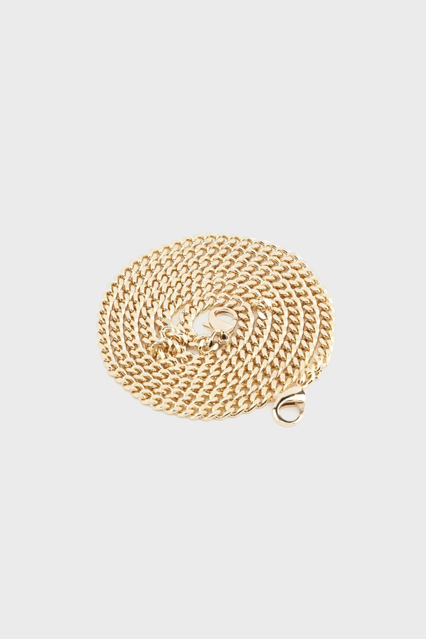 세이나 소가죽 V퀼팅 체인 클러치백 아이보리 AL68-2804-IV는 여성스러운 스타일을 완성하는 클러치백입니다. 부드러운 소가죽 소재에 V자 퀄팅 패턴으로 세련된 디자인을 더했으며, 체인 디테일이 포인트로 시크한 매력을 선사합니다. 미디엄 사이즈로 데이트룩, 모임룩, 파티룩 등 다양한 TPO에 활용하기 좋고, 클래식, 시크, 미니멀 스타일을 즐겨 입는 분들께 추천합니다. 안감은 폴리에스터이며, 스트랩 길이는 58cm, 무게는 405g입니다.
