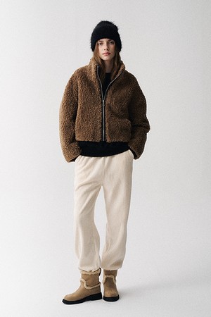 하이넥 집업 인조퍼 자켓_PD5WM457_BROWN-a