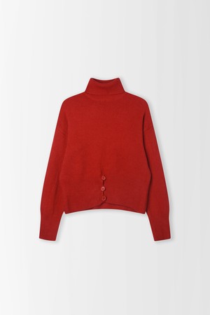 단추 포인트 하이넥 니트_PC6SP681_RED-a