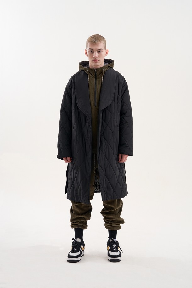 Plan de Maroon의 퀼팅 가운 코트는 미니멀하고 캐주얼한 스타일의 유니섹스 롱 기장 아우터입니다. 벨트 조절이 가능하며, 3oz 퀼팅 처리와 외부 포켓, 뒷면 브랜드 라벨 디테일이 특징입니다. 가을, 겨울 시즌에 두껍게 착용할 수 있는 블랙 컬러의 폴리에스테르, 면 혼방 소재로 제작된 가운 코트입니다.
