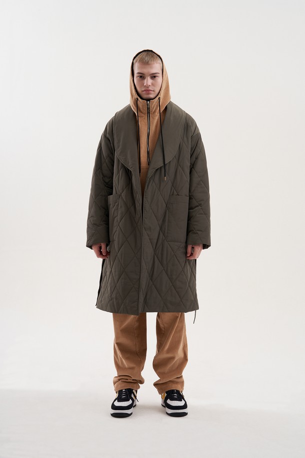 [Plan de Maroon] 퀼팅 가운 코트는 남녀 모두 착용 가능한 롱 기장의 퀼팅 코트입니다. 올리브 그린 컬러의 레귤러핏으로, 가을, 겨울철 캐주얼한 데일리룩을 연출하기 좋습니다. 벨트 조절이 가능하며, 겉면에는 외부 포켓과 브랜드 라벨이 더해져 실용성을 높였습니다. 두꺼운 폴리에스테르와 면 혼방 소재로 제작되어 따뜻하고 편안한 착용감을 선사합니다.
