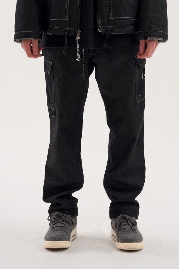 [Plan de Maroon] JEAN CARGO PANTS는 데님 소재의 블랙 컬러 카고 팬츠입니다. 유니섹스 디자인으로 봄, 가을에 착용하기 좋으며, 레귤러핏과 스탠다드핏으로 편안한 착용감을 제공합니다. 로프 허리끈, 사이드 포켓, 로고 패치, 메탈 팁 디테일이 특징이며, 캐주얼 및 스트릿 스타일을 연출하기에 적합합니다.
