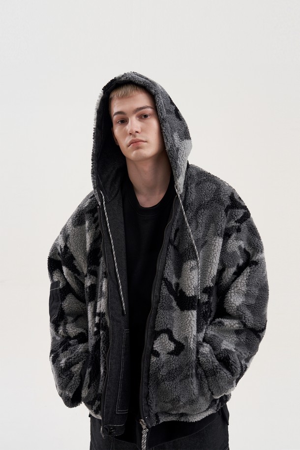 **[Plan de Maroon] JEAN & FLEECE REVERSIBLE JUMPER**는 데님과 플리스 소재를 사용하여 가을, 겨울 시즌에 착용하기 좋은 유니섹스 점퍼입니다. 캐주얼 및 스트릿 스타일을 연출할 수 있으며, 루즈 핏과 긴 소매 기장으로 편안한 착용감을 제공합니다. 양면 착용이 가능한 리버시블 디자인으로, 블랙 컬러에 로고 백 프린팅과 데님 패치 디테일이 특징이며, 스트링 조절, 소매 아웃포켓, 메탈 스토퍼 등의 기능성을 갖춘 두꺼운 두께의 집업 점퍼입니다.
