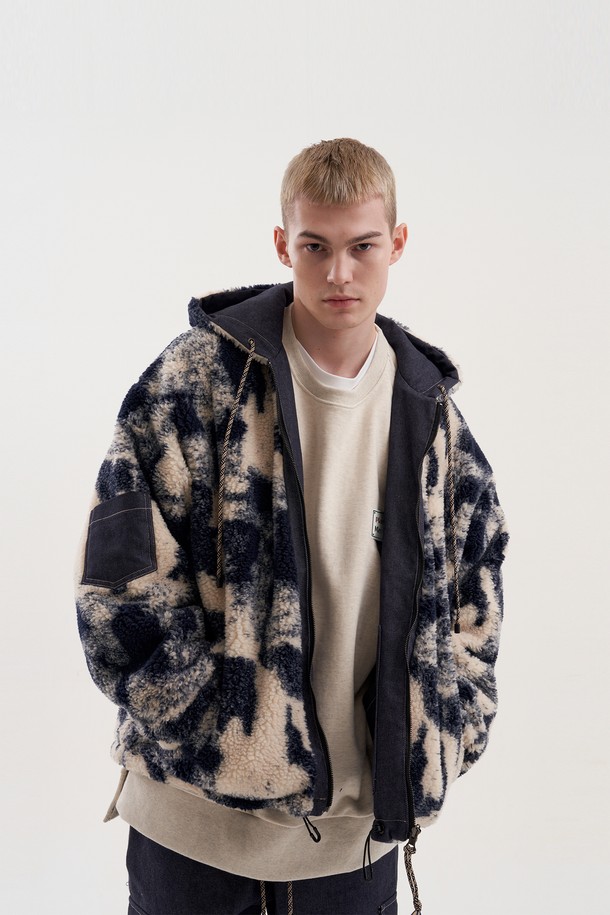 [Plan de Maroon] JEAN & FLEECE REVERSIBLE JUMPER는 유니섹스 디자인으로, 가을과 겨울에 착용하기 좋은 블루 컬러의 점퍼입니다. 루즈핏으로 제작되어 캐주얼하고 스트릿한 스타일을 연출하며, 두꺼운 두께감으로 보온성을 높였습니다. 데님과 폴리에스테르, 면 혼방 소재로 제작되었으며, 리버시블 디자인, 밑단 및 소매 조절, 로고 메탈 스토퍼, 주름 방지 가공 데님, 소매 아웃포켓, 데님면 로고, 데님 패브릭 패치, 메탈 립 로프 마감 등 다양한 특징을 갖추었습니다.
